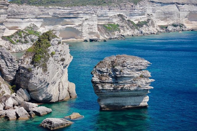 Venir à Bonifacio en avion ou bateau